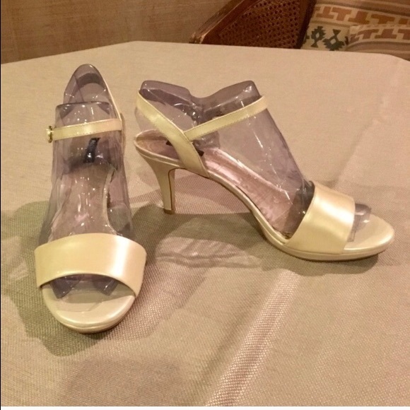 βΌοΈSOLDβΌοΈAlex Marie Leather Pumpππ΄ - Picture 2 of 10